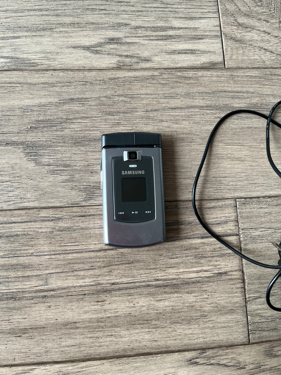 Samsung Flip Phone with Charger - photo 2