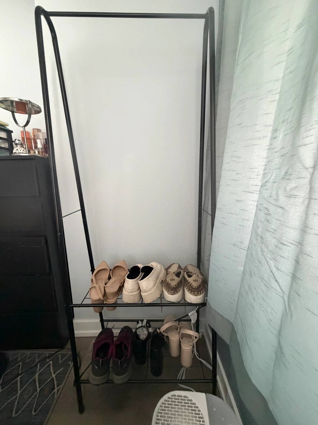 Black coat hanger w 2-layer shoe shelf