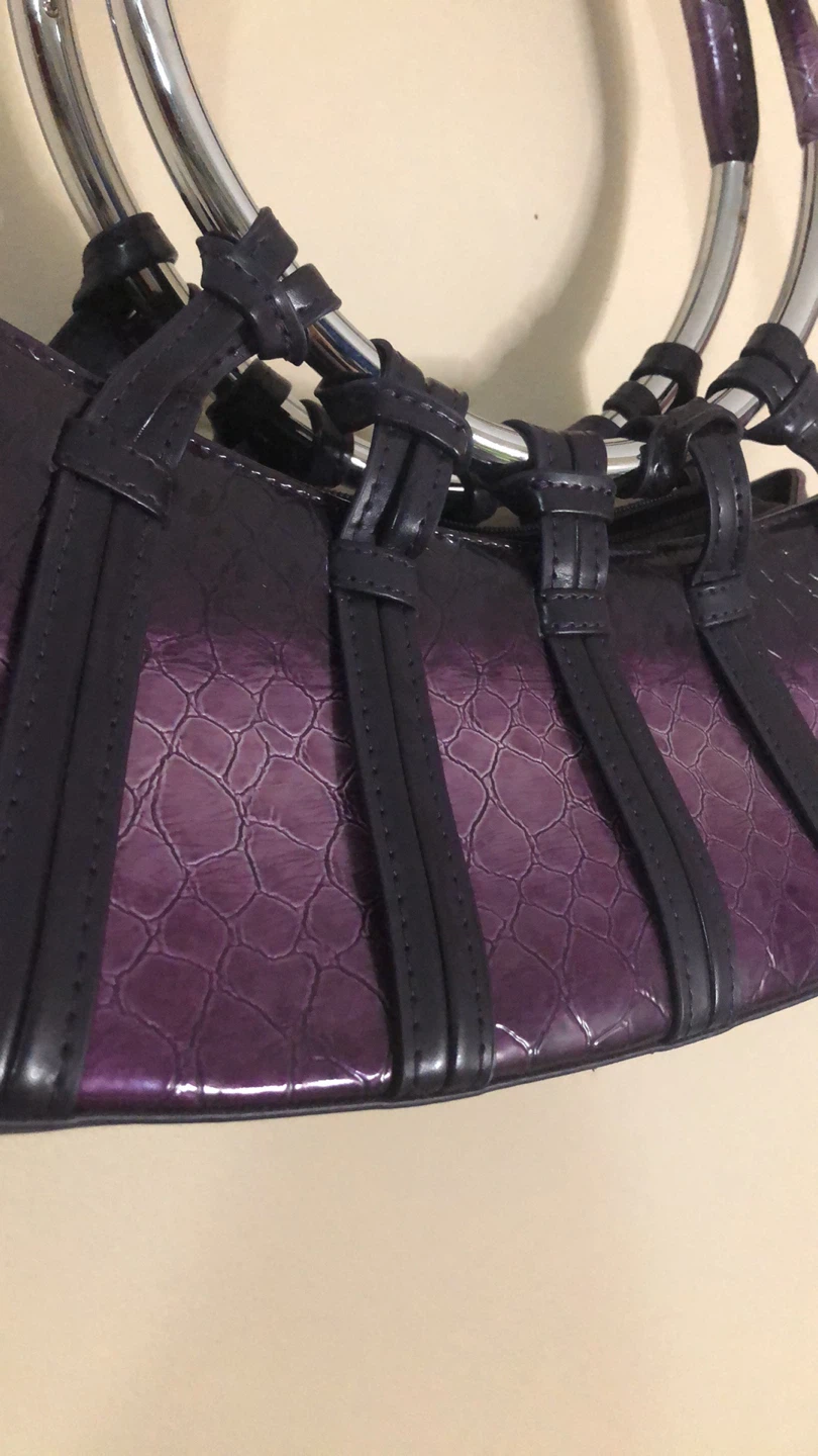 Purple patent handbag with silver ring handles - photo 3