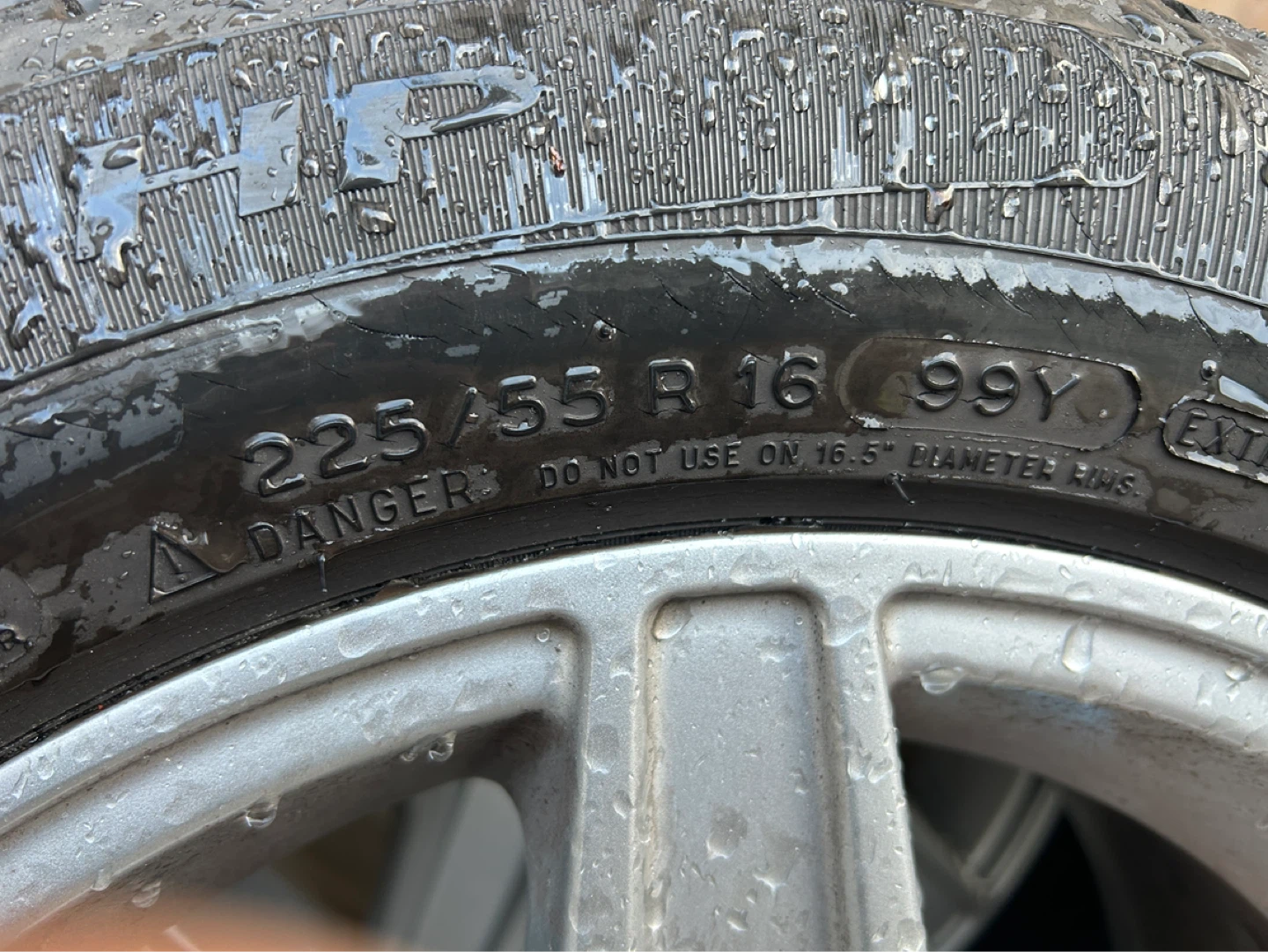 A set of four all season tires on alloy rims - photo 3