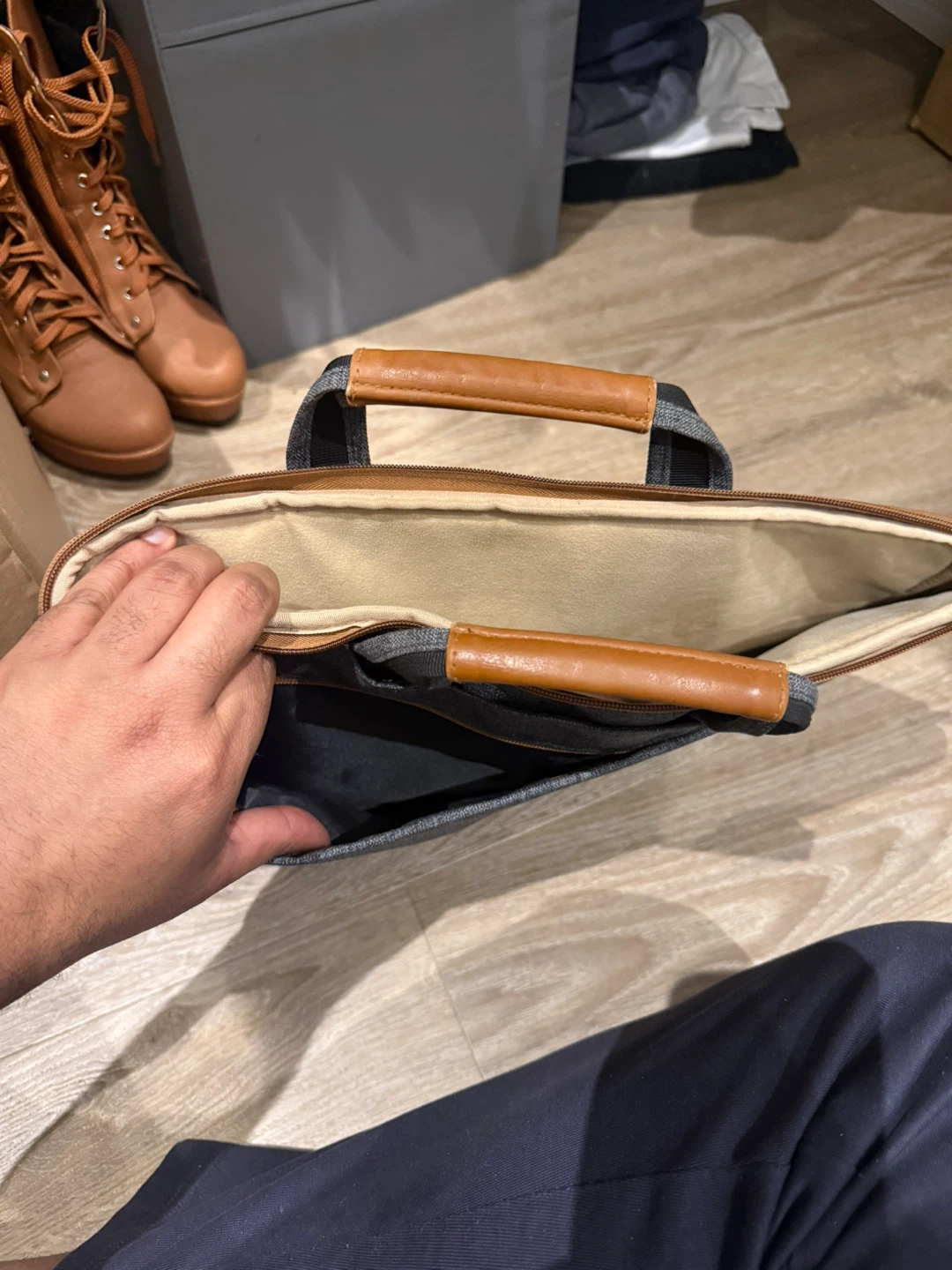 DOMISO Grey Laptop Bag with Brown Leather Handles - photo 3