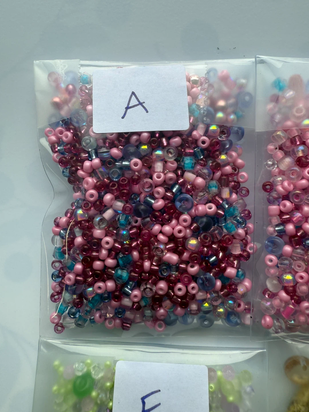 Single bag of assorted beads - various colours and sizes - photo 2