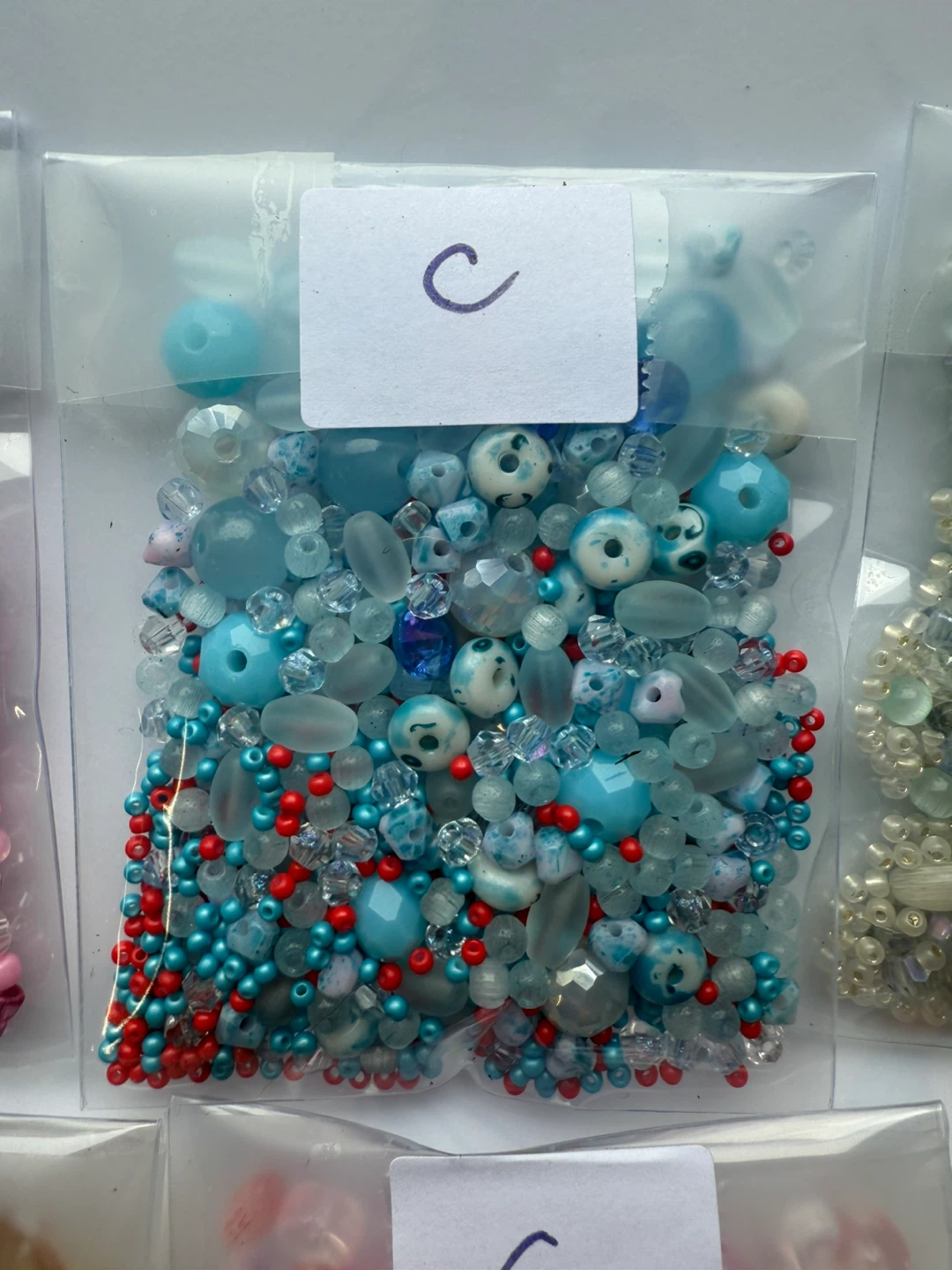 Single bag of assorted beads - various colours and sizes - photo 4