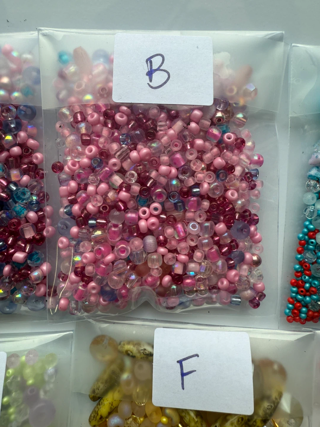 Single bag of assorted beads - various colours and sizes - photo 3