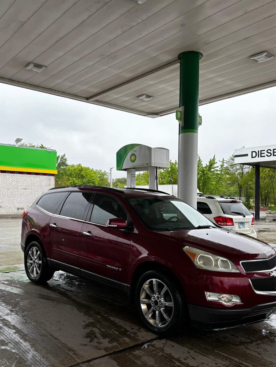2009 Chevrolet Traverse LT - photo 2