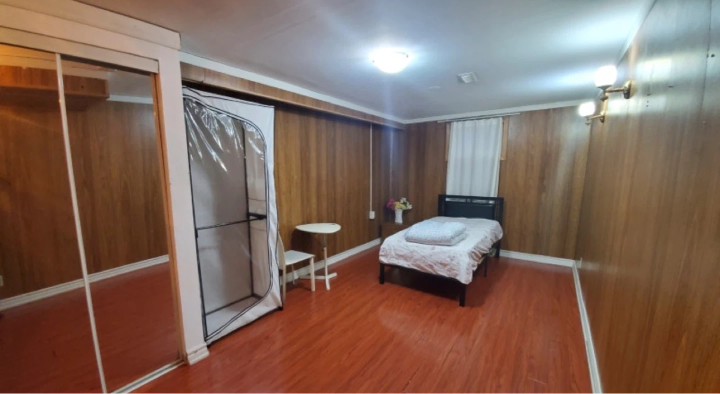 Shared room for rent (Brimley and St.Clair) Scarborough