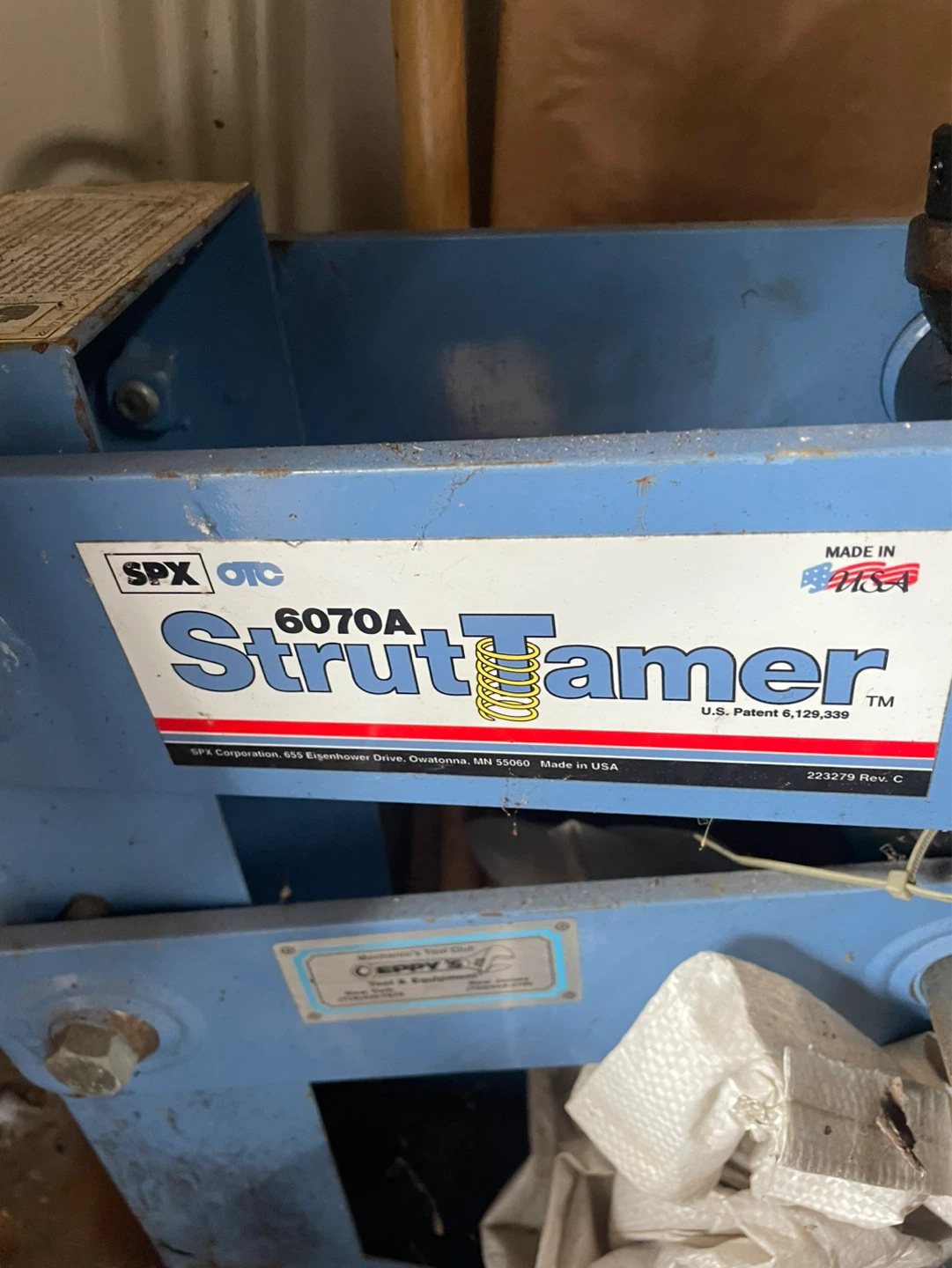Tools strut remover
