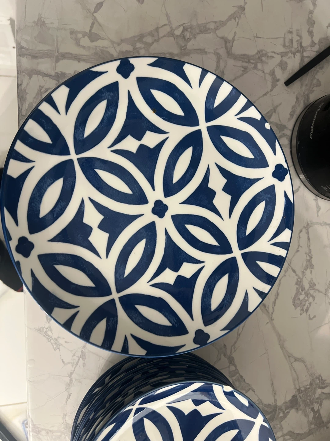 Blue and White Patterned Plates and Mugs Set - photo 2