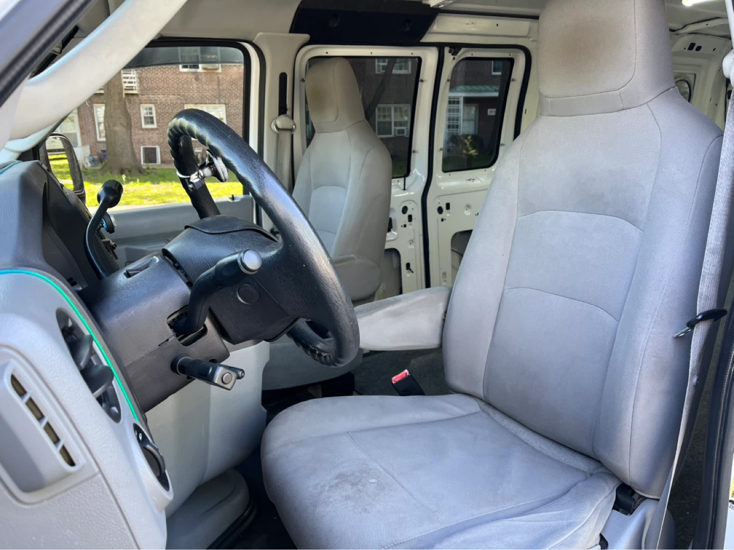2011 Ford Econoline E250 Van - photo 4