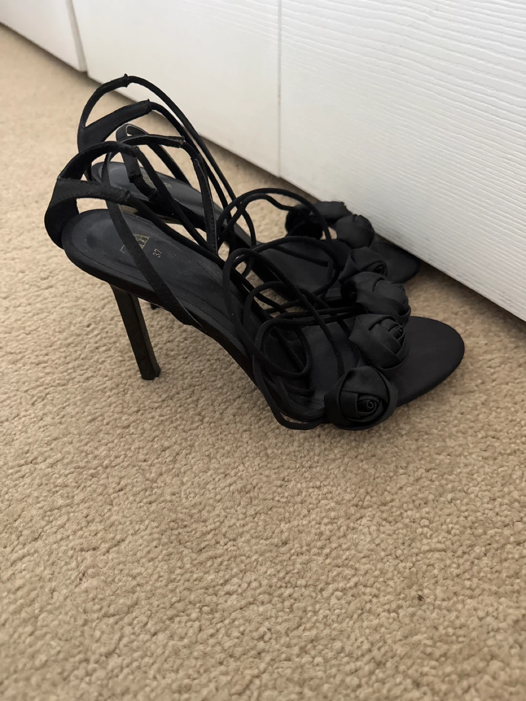 Black Zara Heels with Rose Embellishments Size 37 - photo 2