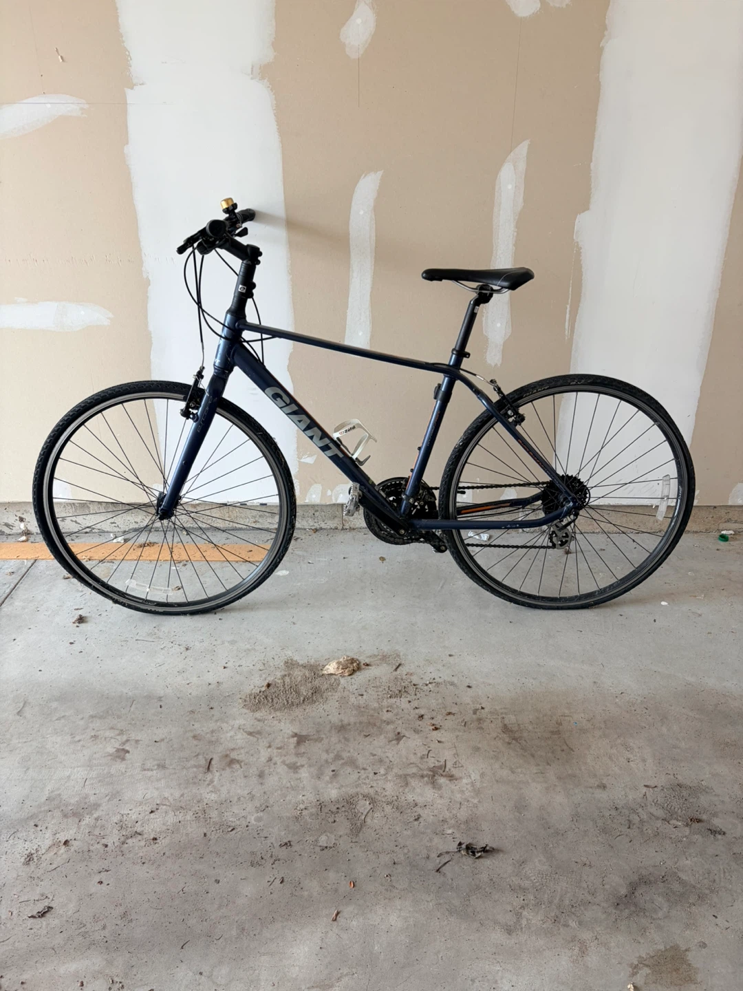 Giant Hybrid Bike - Size M