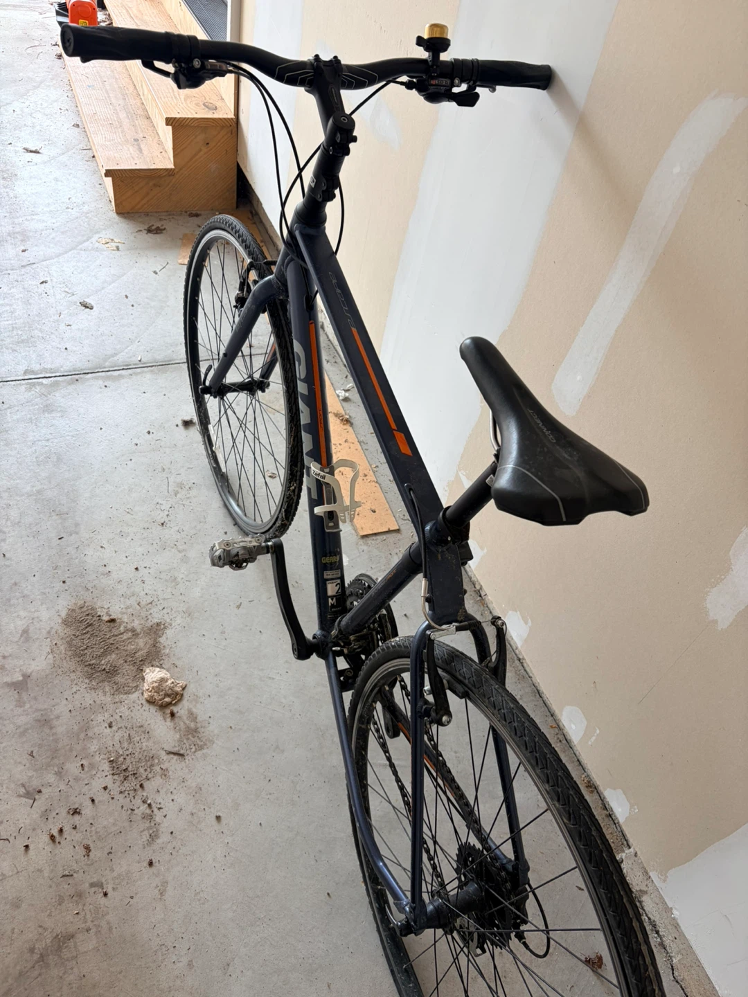 Giant Hybrid Bike - Size M - photo 2
