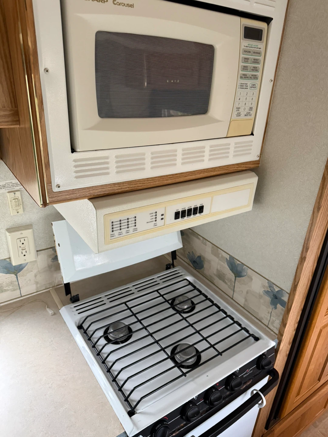 RV Interior - Sofa, Dinette, Kitchenette - photo 4