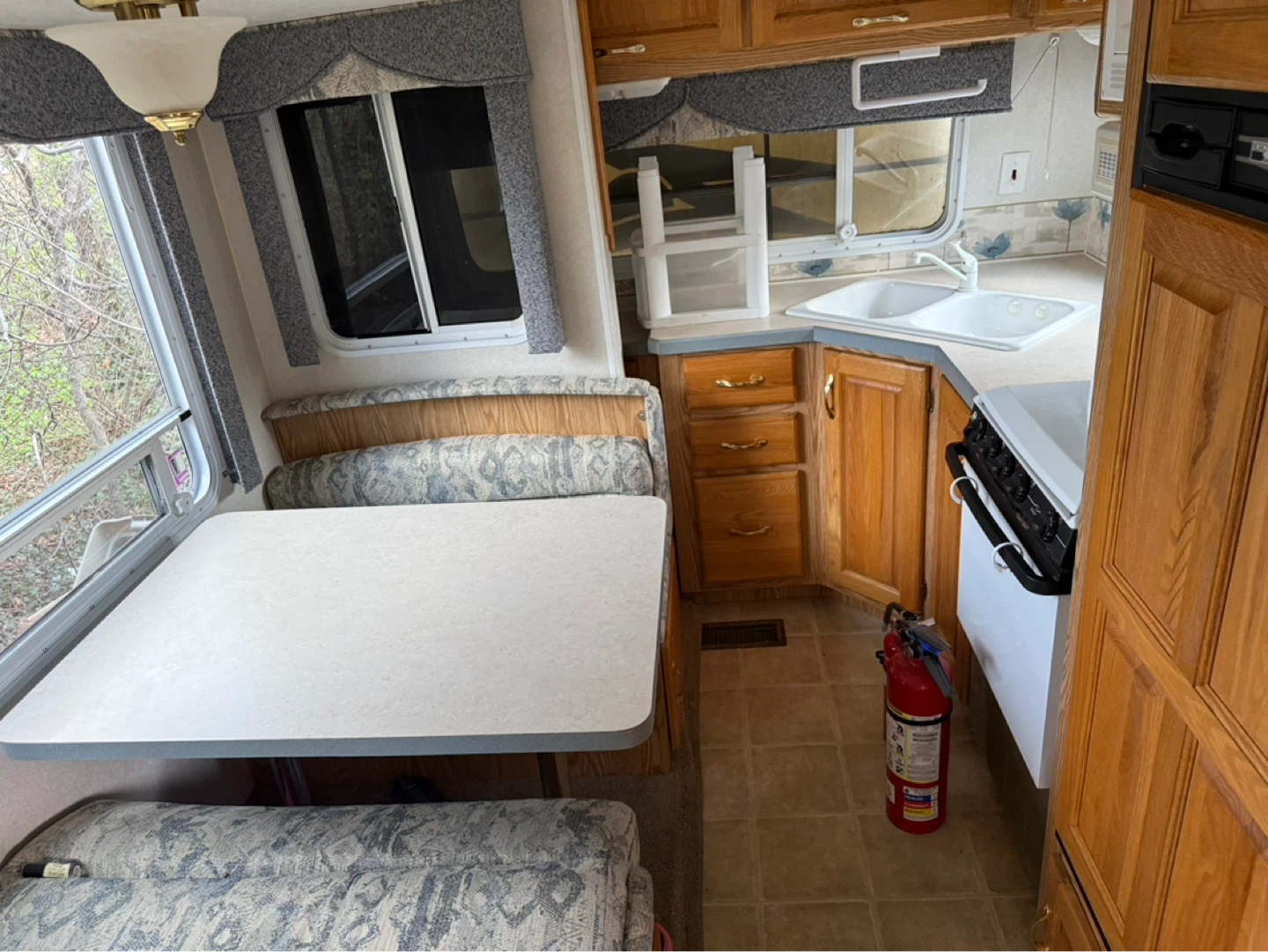 RV Interior - Sofa, Dinette, Kitchenette - photo 2