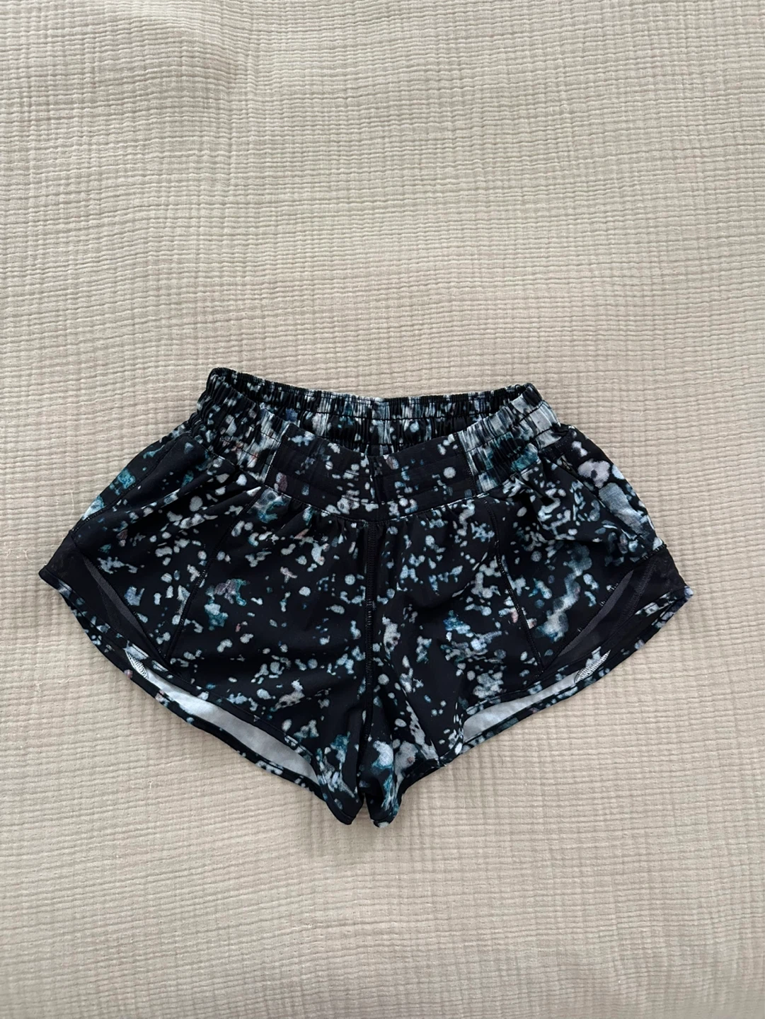 Lululemon hotty hot shorts size 4 - photo 2