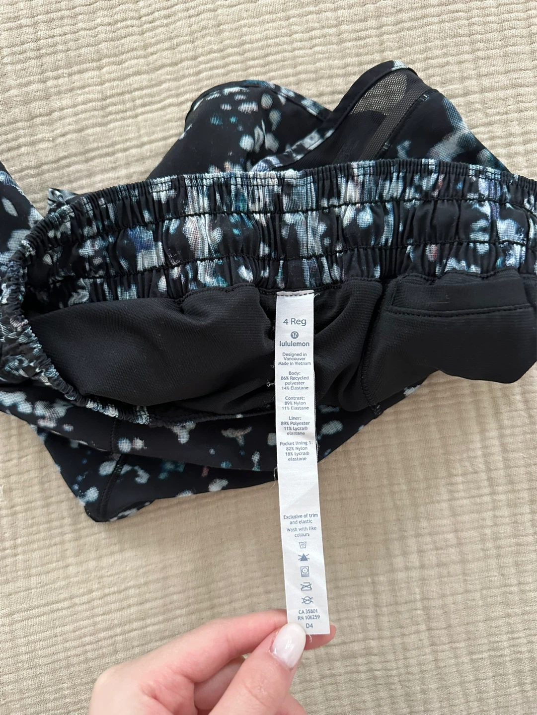 Lululemon hotty hot shorts size 4 - photo 3