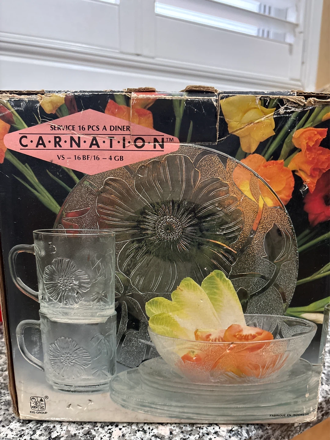 Carnation 16 Piece Glass Dinnerware Set