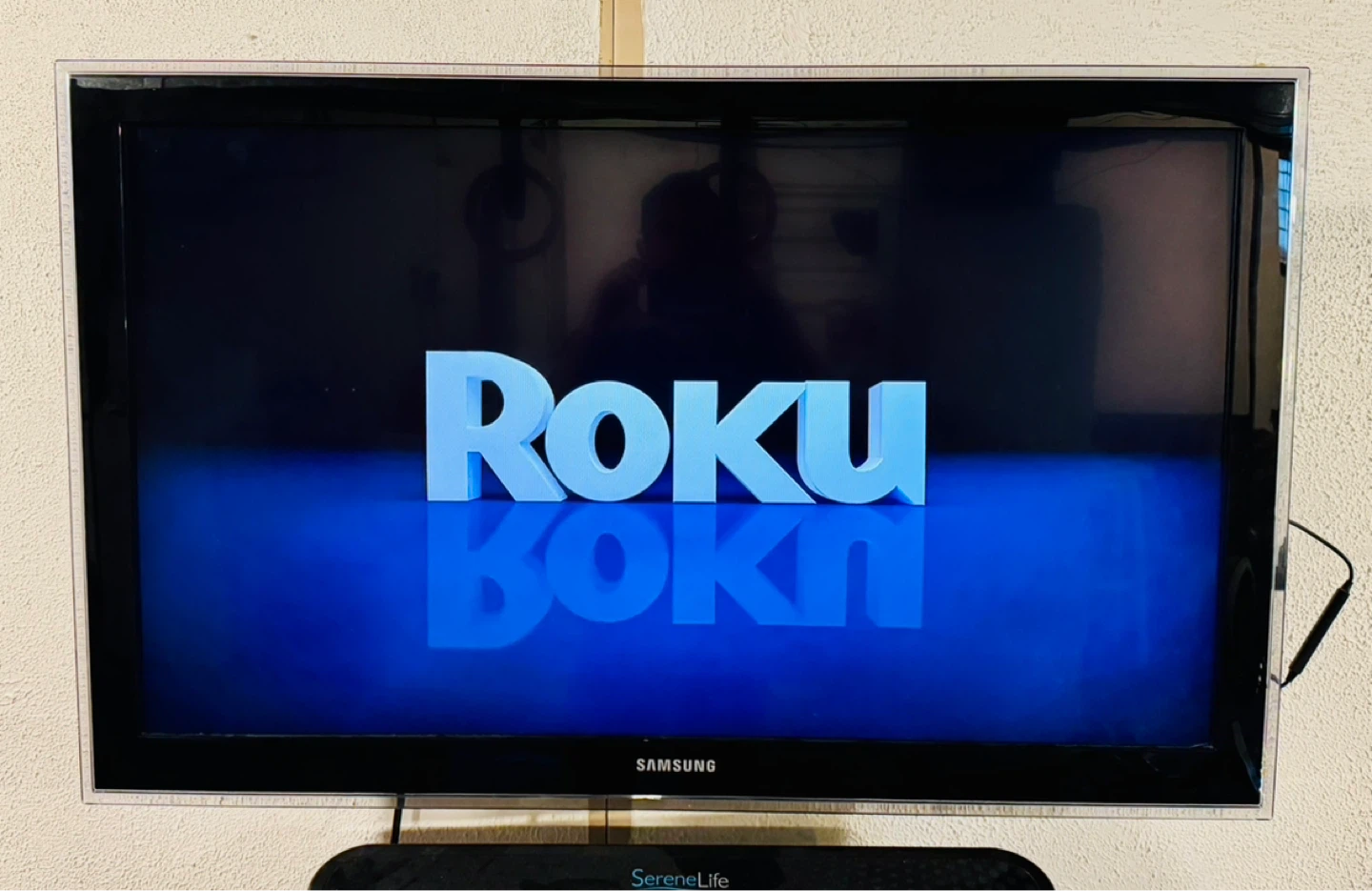 Samsung 40" LN40D550 LCD TV with Wall Mount and Roku