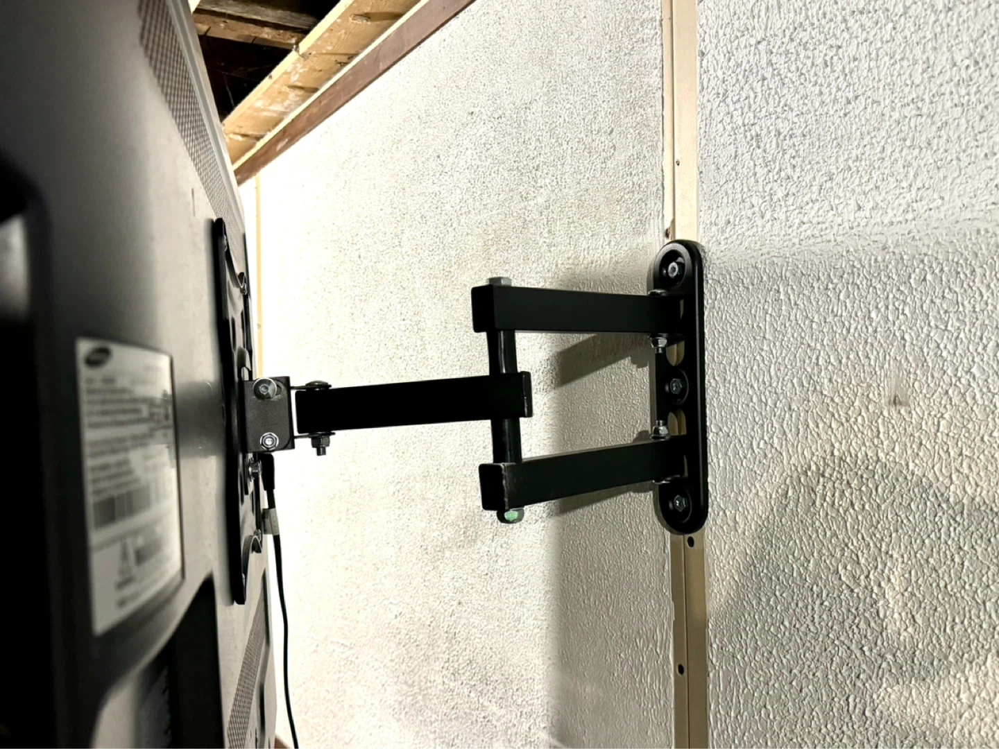 Samsung 40" LN40D550 LCD TV with Wall Mount and Roku - photo 4