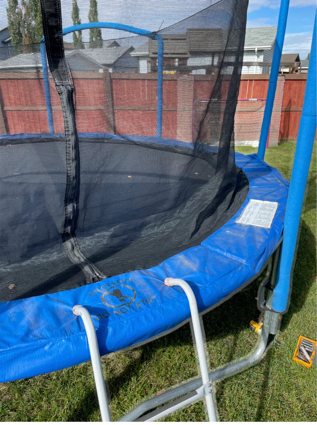 14’ Trampoline with Safety Net and Ladder - photo 2