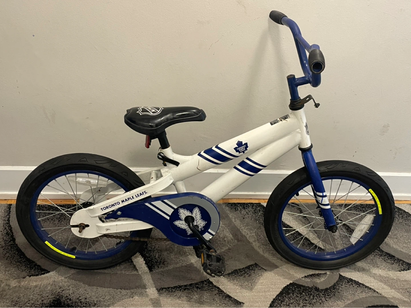 🔥 Quick Sale: 16-inch Maple Leafs Kids Bicycle 🍁 - photo 3