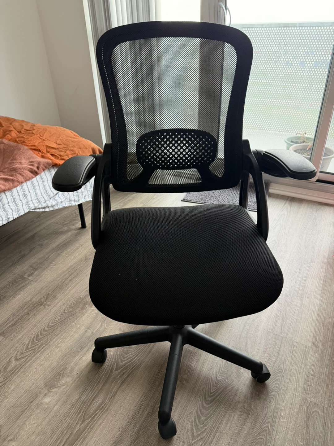 Black Mesh Office Chair & Desks - photo 2
