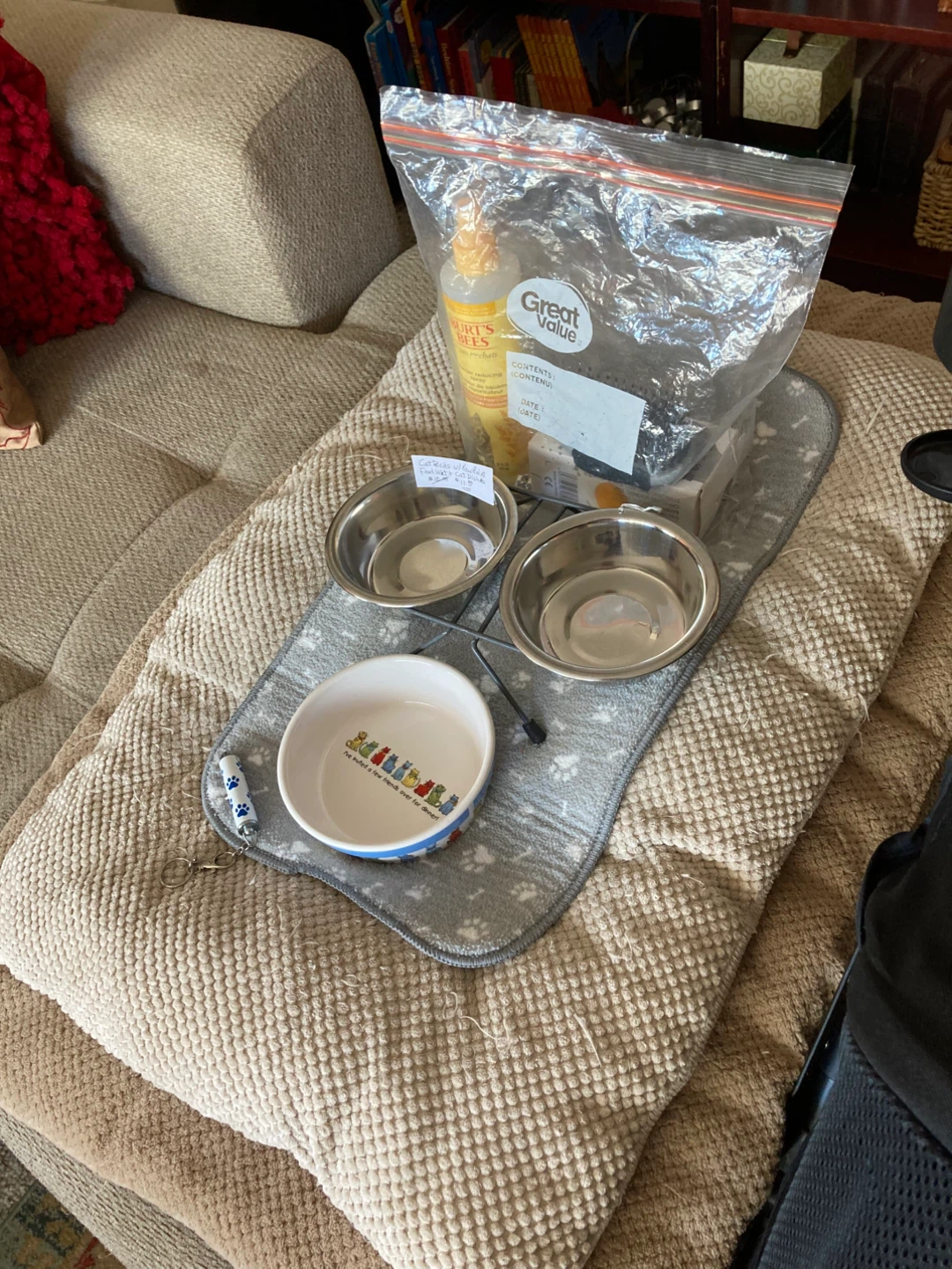 Cat 🐈 Beds with Paw Print Food Mat & Cat Dishes