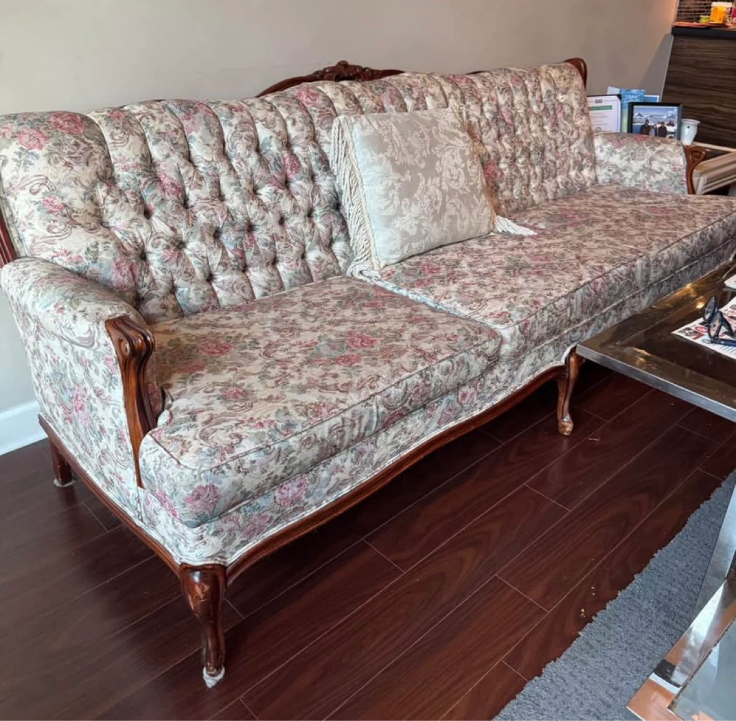 Vintage Floral Sofa with Tufted Back