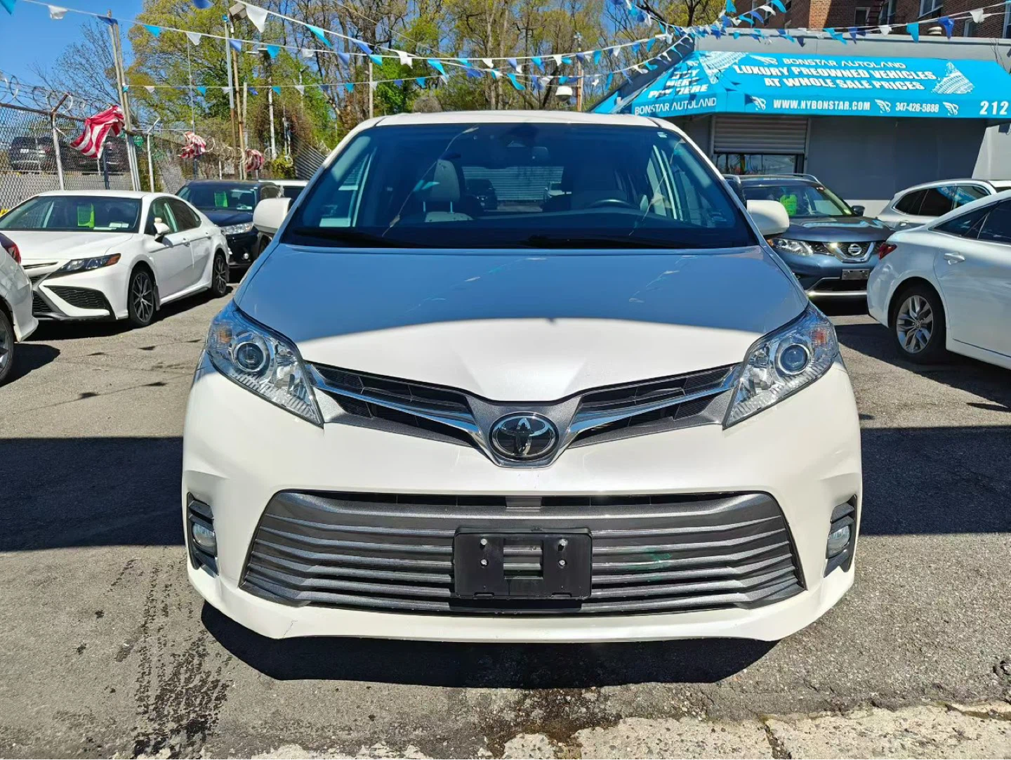 2019 Toyota Sienna XLE AWD - photo 2