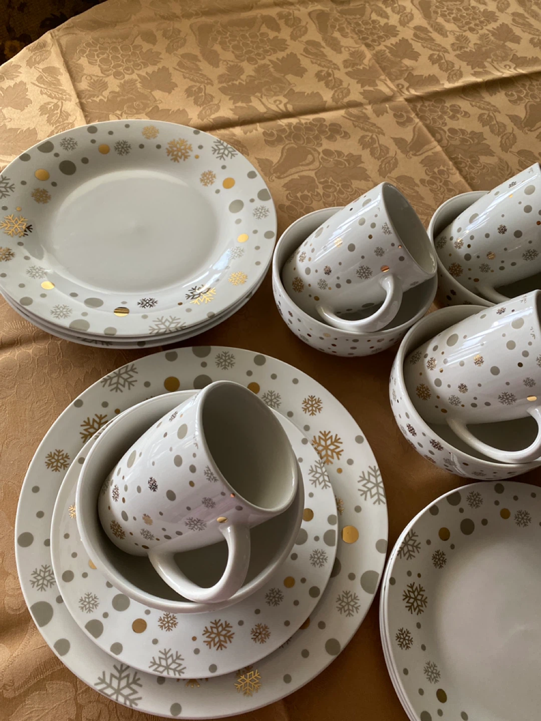 16 Piece Porcelain Dinnerware - photo 2