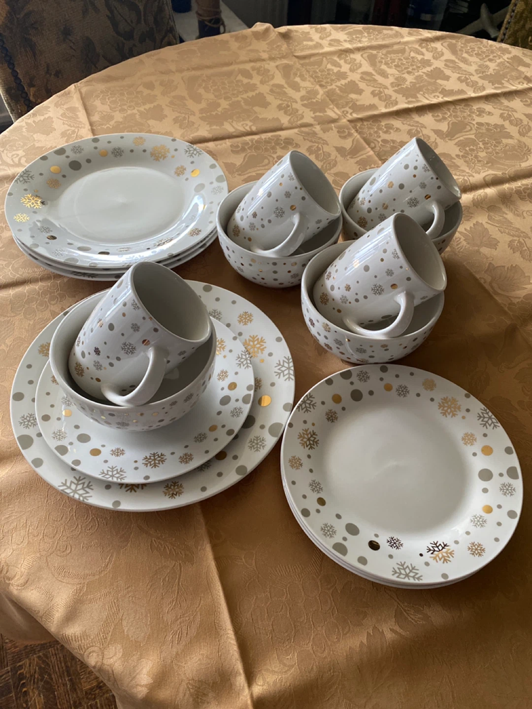 16 Piece Porcelain Dinnerware