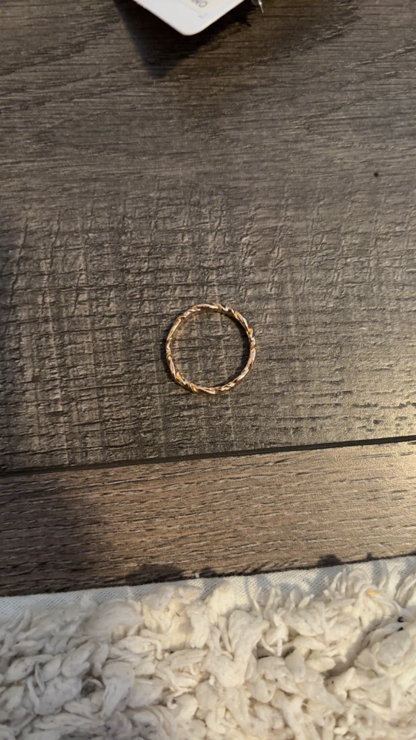 Twisted band ring