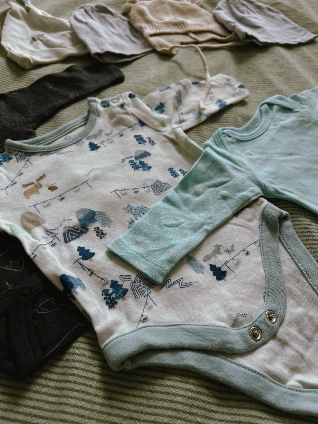 Baby Clothes Bundle - Bodysuits & Hats