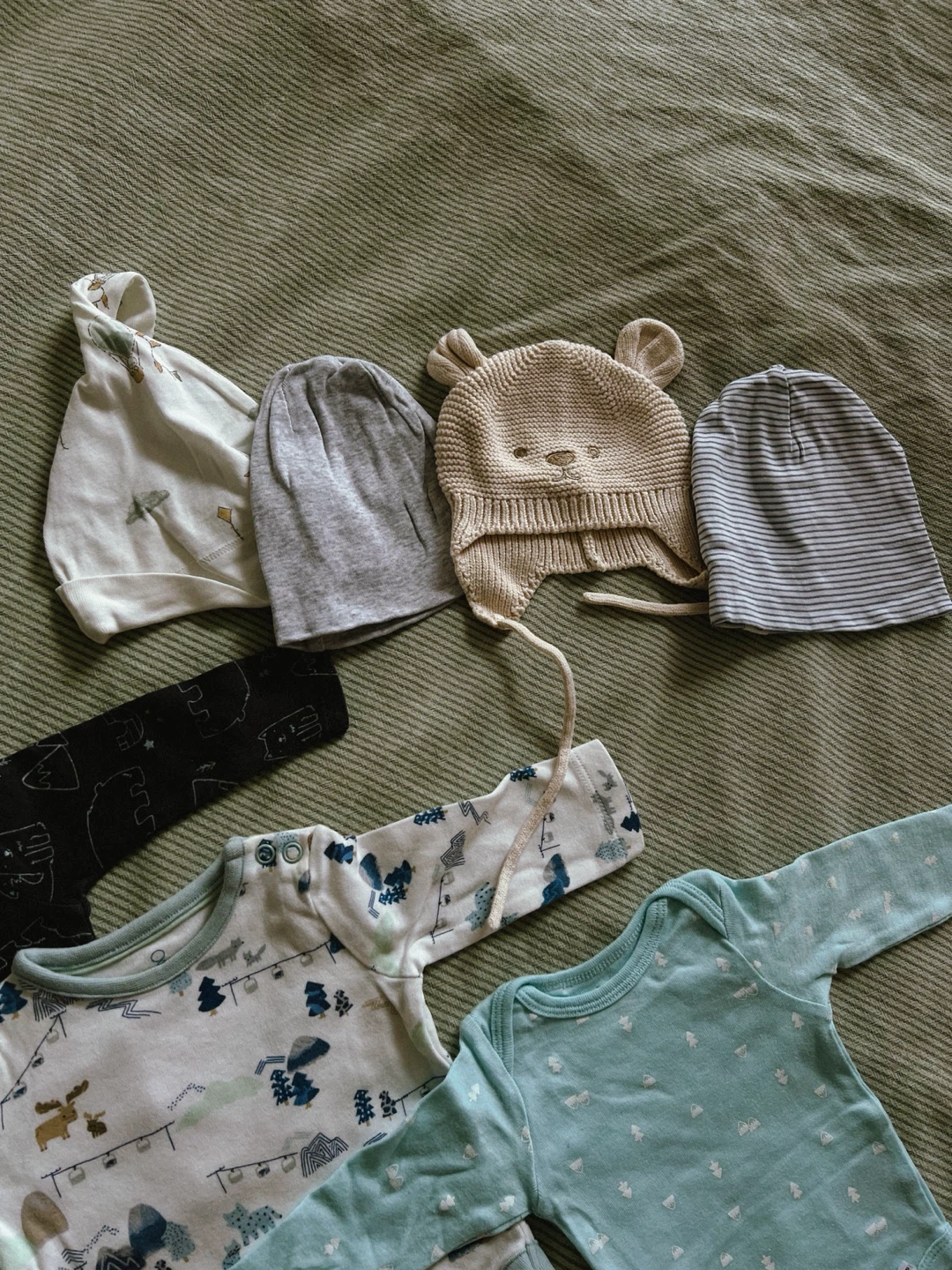 Baby Clothes Bundle - Bodysuits & Hats - photo 3
