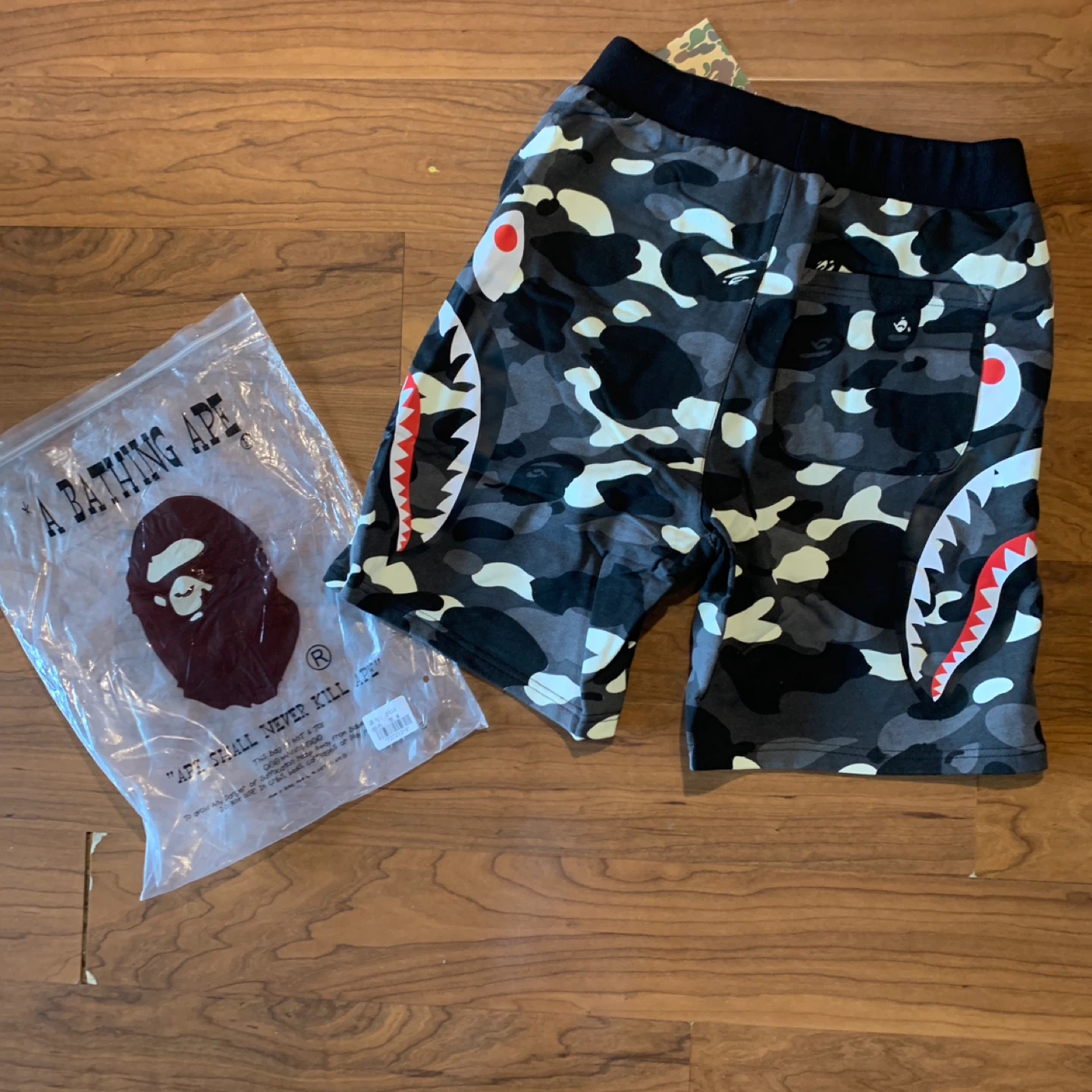 Black and white bathing ape shorts - photo 2