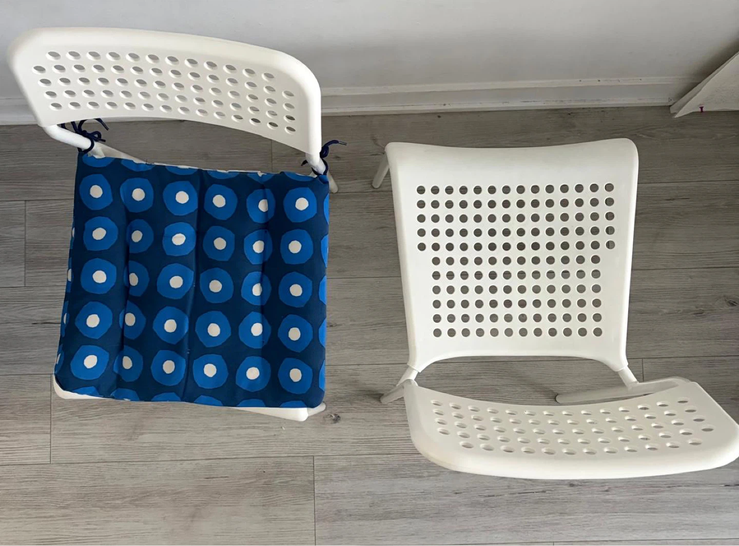IKEA VIHALS Table and IKEA SANDSBERG chair Set - photo 3