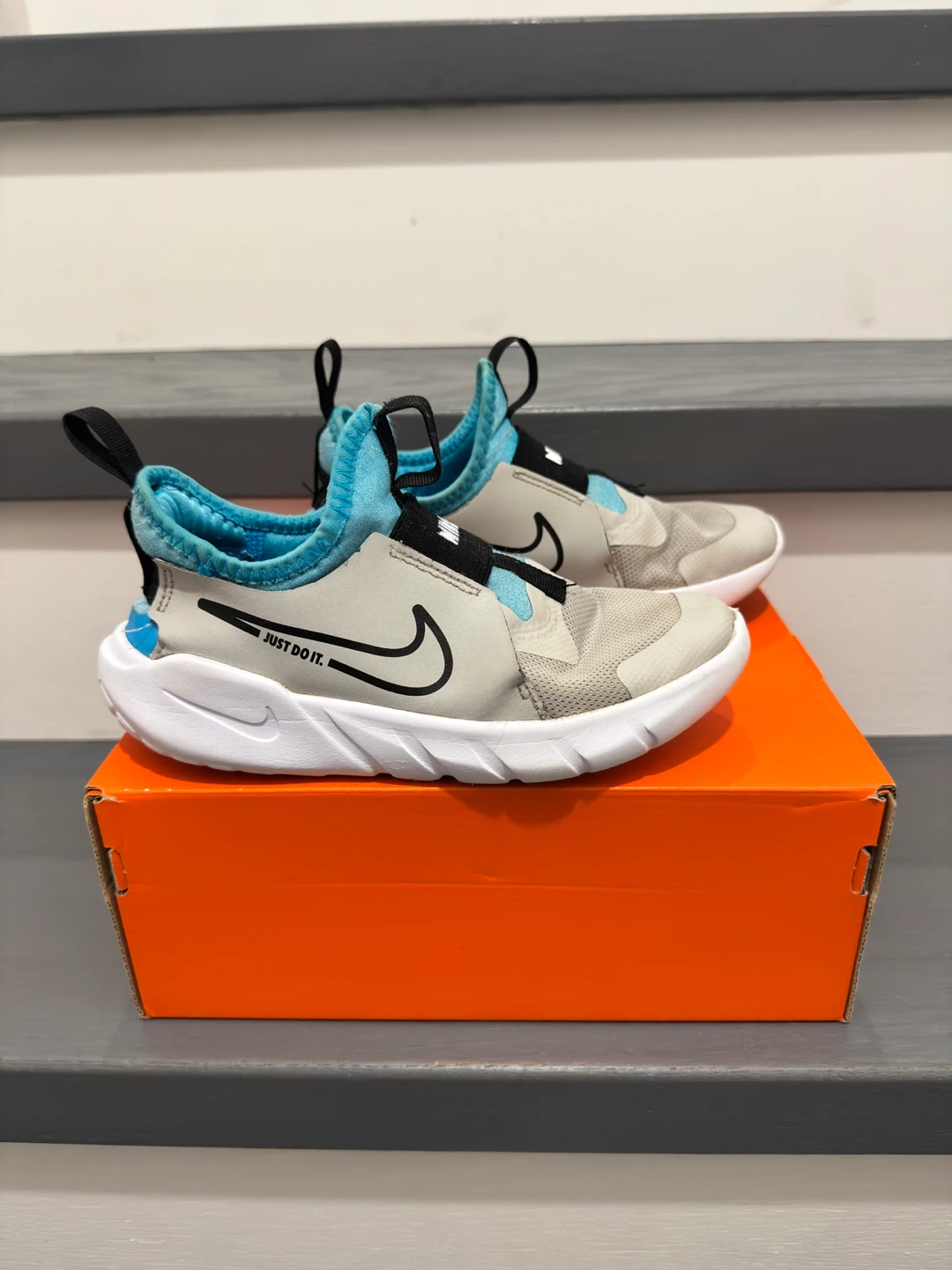 Nike kids runners shoes size 2Y - photo 3
