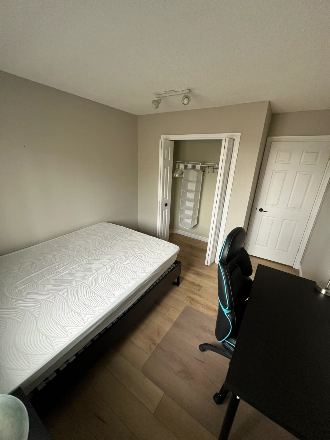 Weekly or Monthly Room for rent in London, Ontario - photo 3