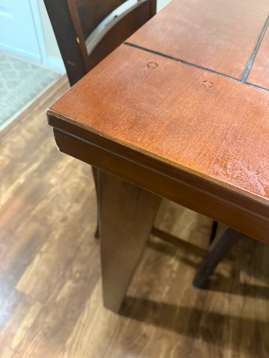 Selling a white moffat electric stove and a wooden table - photo 2