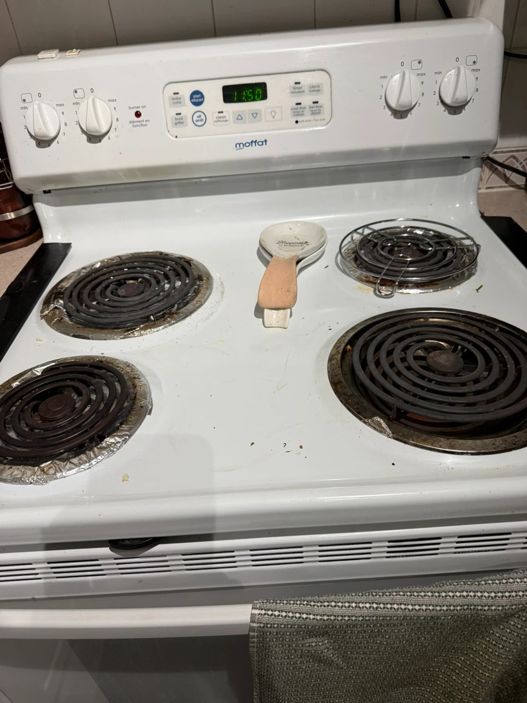 Selling a white moffat electric stove and a wooden table