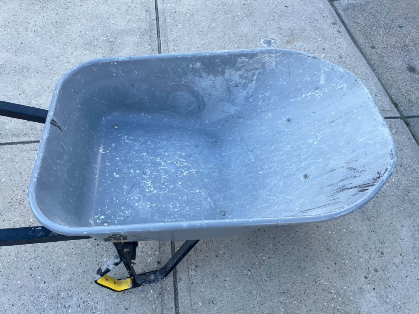 Gorilla 6 cu. ft. PRO Heavy-Duty Steel Tub Wheelbarrow - photo 4