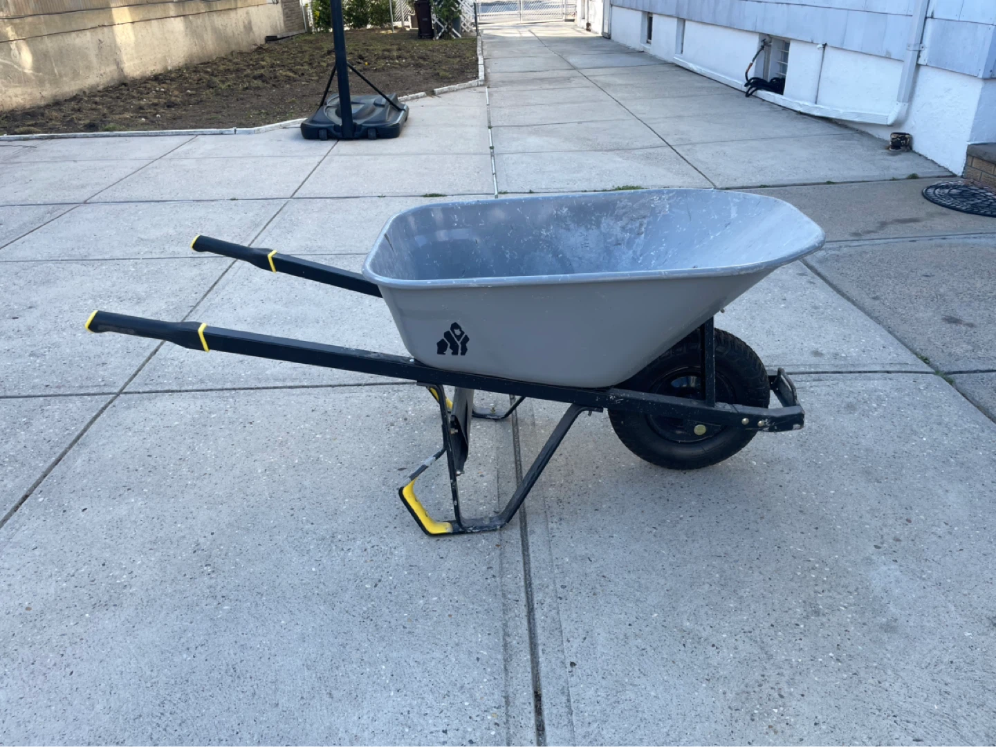 Gorilla 6 cu. ft. PRO Heavy-Duty Steel Tub Wheelbarrow - photo 5