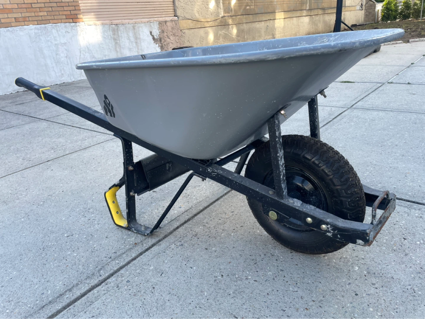 Gorilla 6 cu. ft. PRO Heavy-Duty Steel Tub Wheelbarrow - photo 3