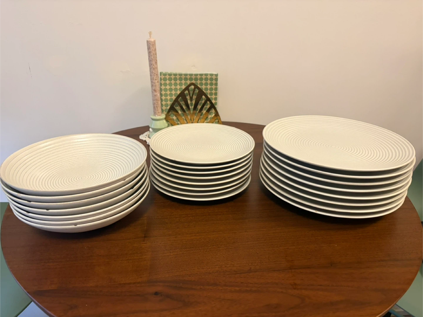 Set of White Swirl Dinner Plates