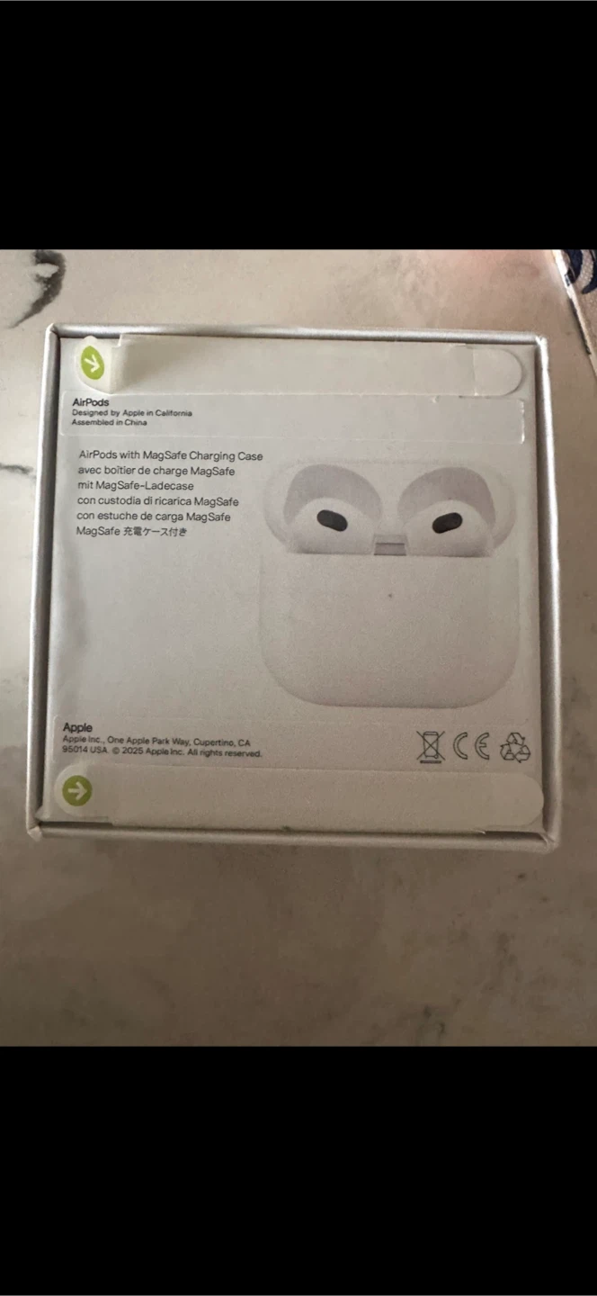 Apple AirPods with MagSafe Charging Case