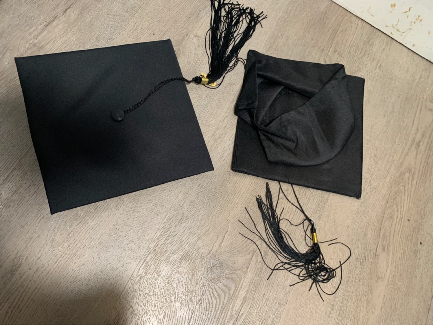 2 Black Graduation Caps with Tassels - photo 2