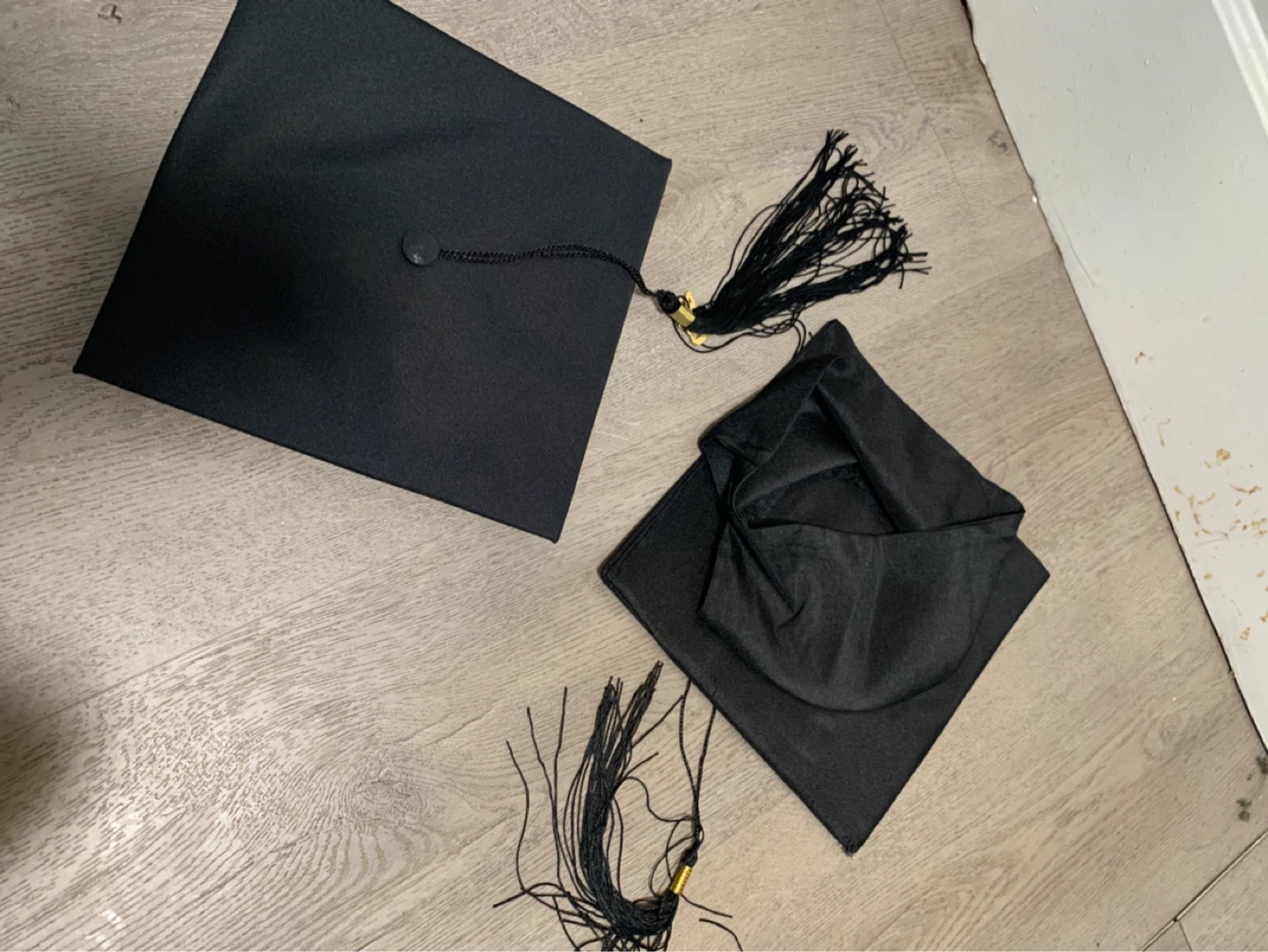 2 Black Graduation Caps with Tassels - photo 4