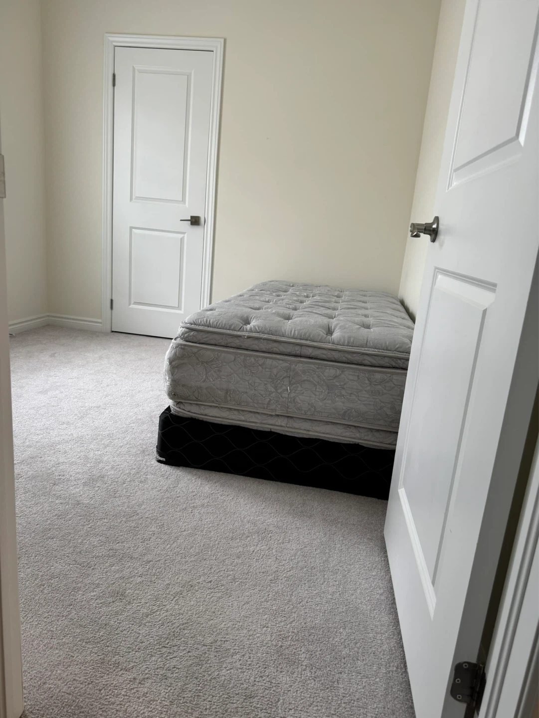 ONE Bedroom at First floor for Rent in 4 bedrooms Townhouse. - photo 4