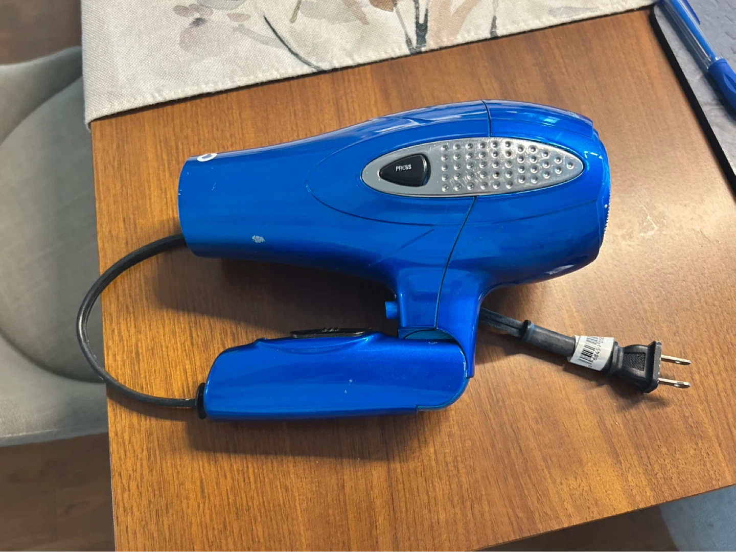 Conair hairdryer with retractable plug. - photo 2