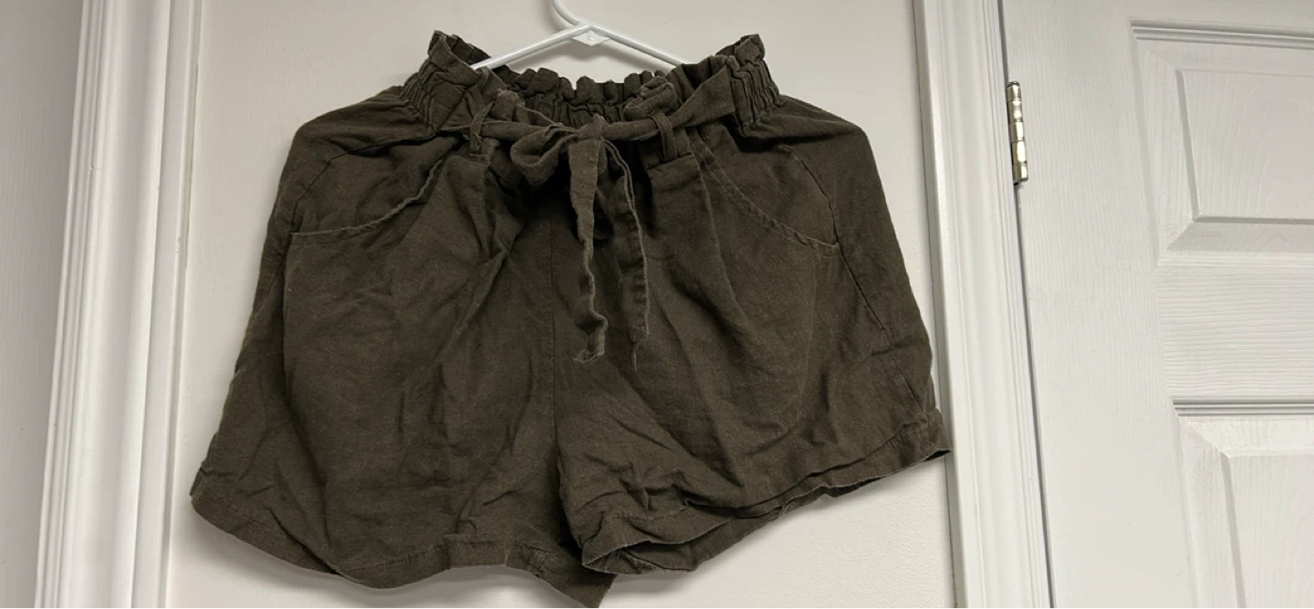 Ardene Women's Olive Green Paperbag Waist Shorts Size Medium - photo 3